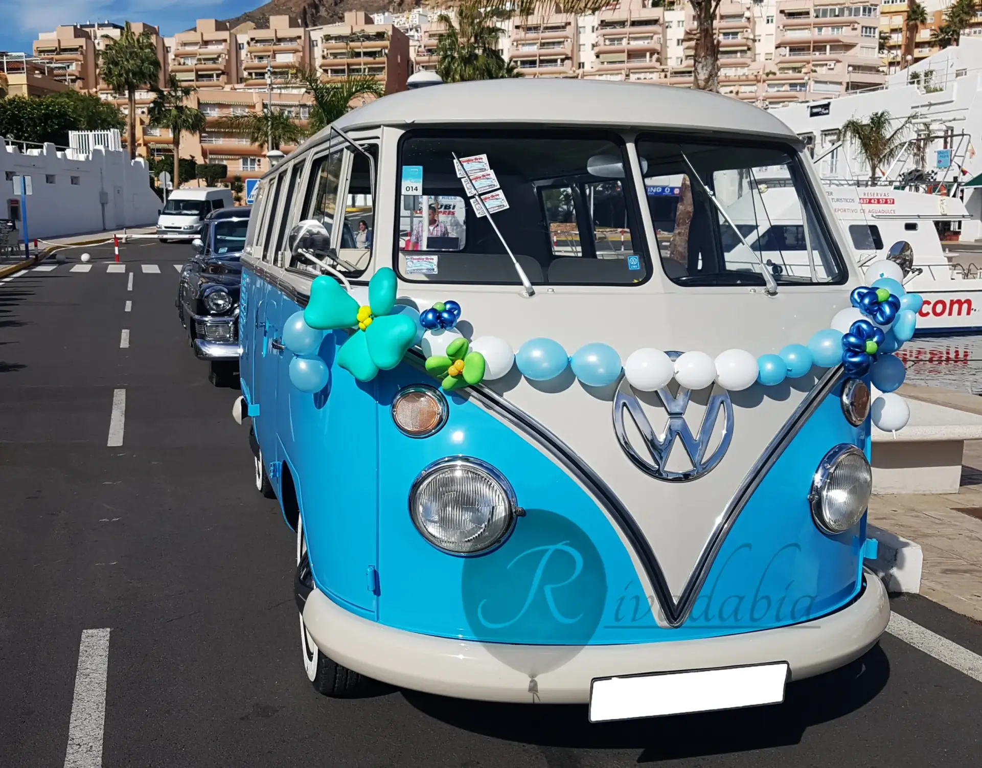 Decoración de Volkswagen clásica estilo hippie con globos en Almería